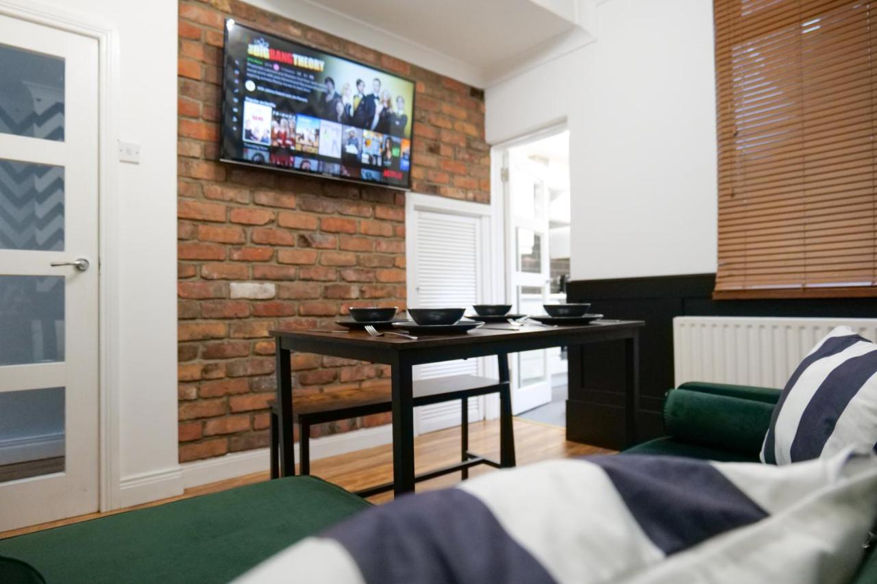 Broadway Belfast! Central Location! Sleeps 6! Exterior photo