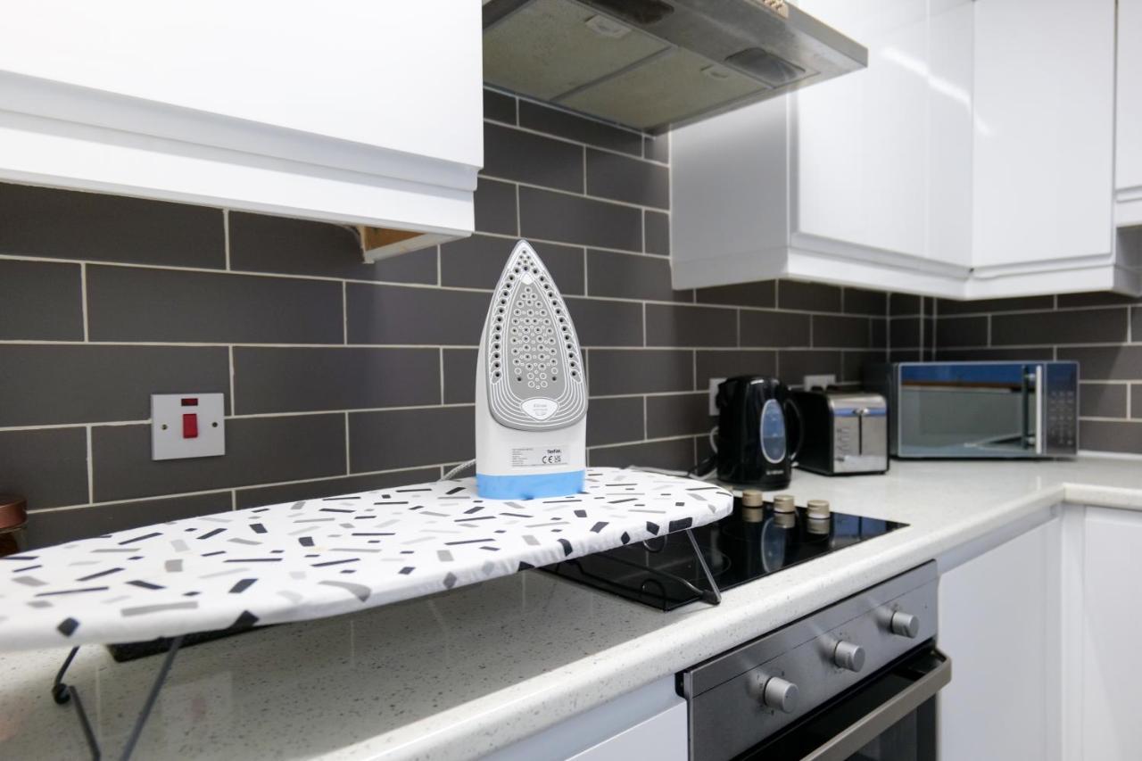 Broadway Belfast! Central Location! Sleeps 6! Exterior photo