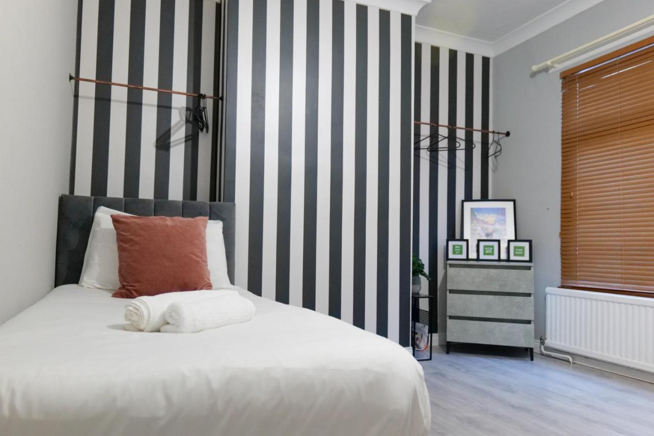 Broadway Belfast! Central Location! Sleeps 6! Exterior photo